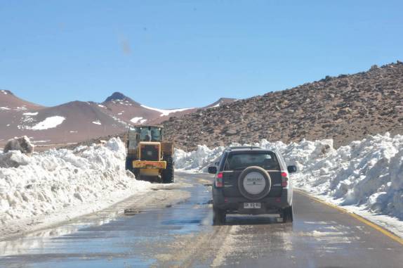 Trator limpa a estrada entre o Paso de Jama e San Pedro de Atacama, no Chile